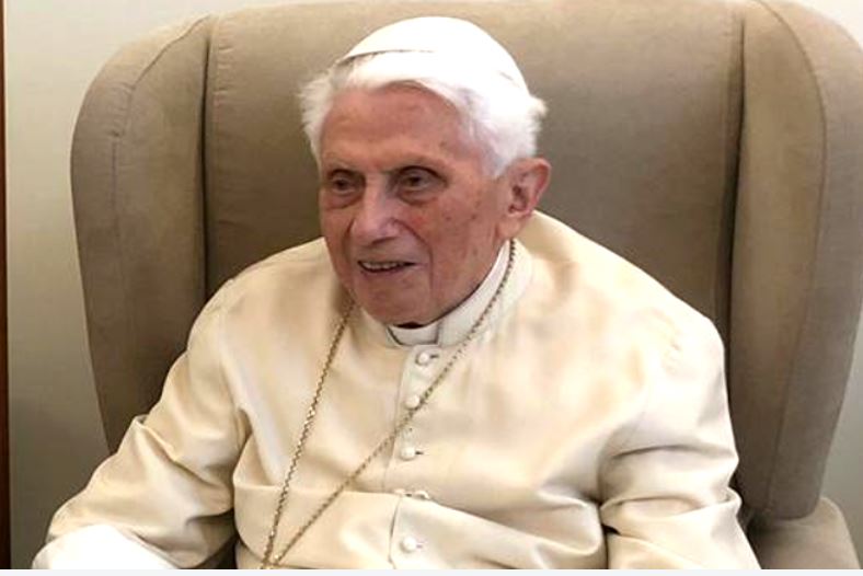 Papa Francisco pede oração por Bento XVI após piora súbita de saúde