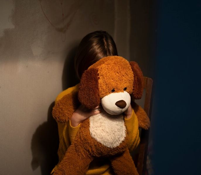 Menina de 6 anos é estuprada pelo irmão adolescente