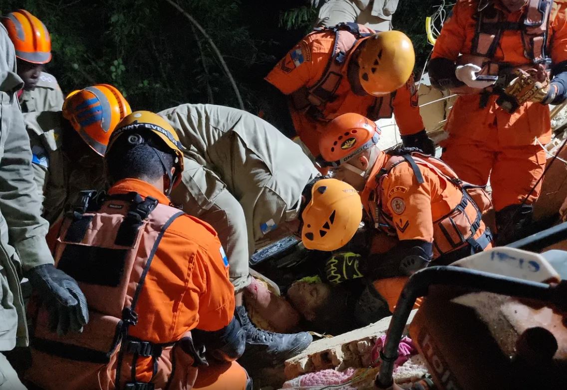 Crianças resgatadas dos destroços de prédio estão em estado grave 