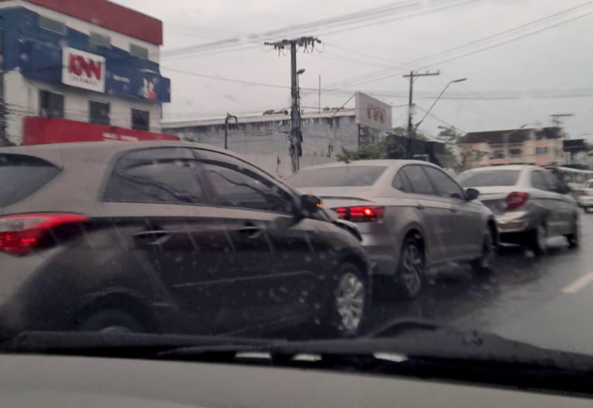 Acidente entre carros trava avenida e causa caos no trânsito em Manaus 
