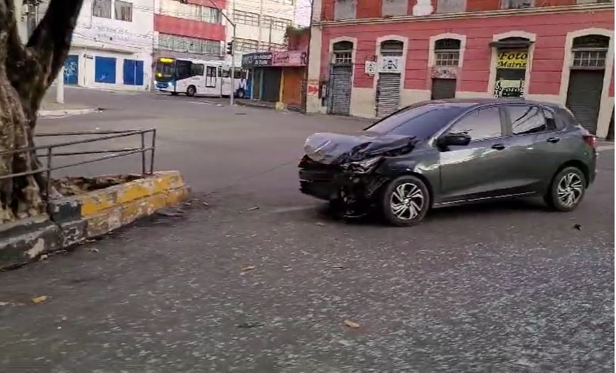 Carro se despedaça após colisão no centro de Manaus