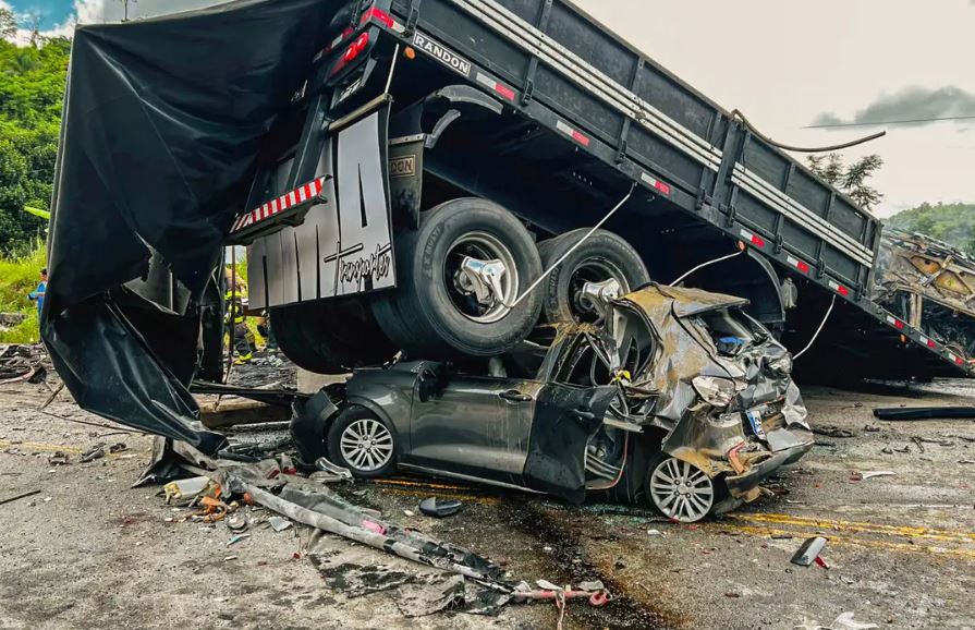 Quinze vítimas de acidente entre carreta e caminhão em MG são identificadas