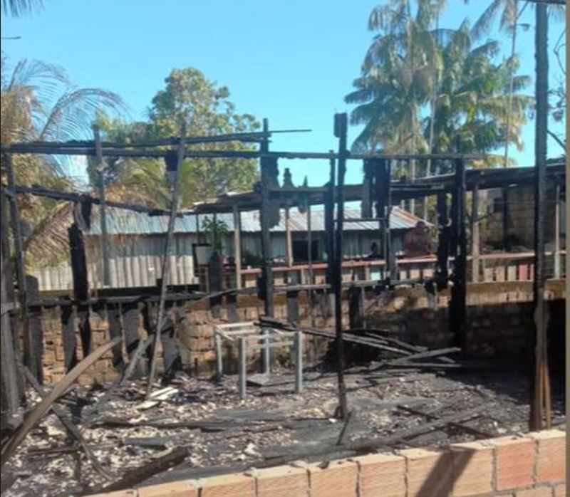 Incêndio destrói casa e deixa pai e criança sem nada no Amazonas