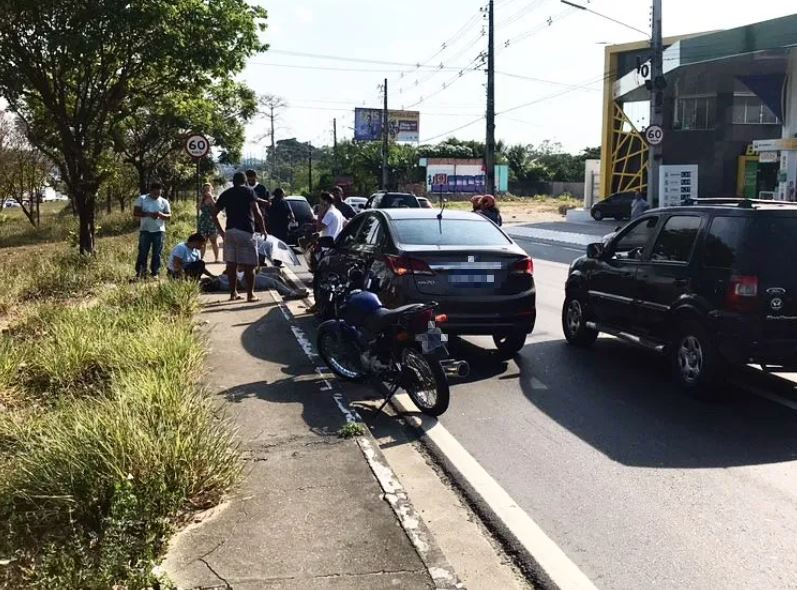 Motociclista fica ferido em acidente ao tentar ultrapassar carro em Manaus