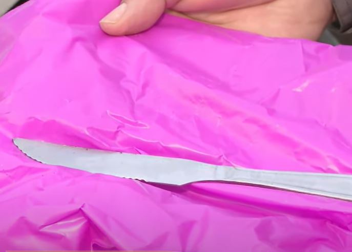 Vendedora é esfaqueada por cliente dentro de loja de roupas em Manaus 