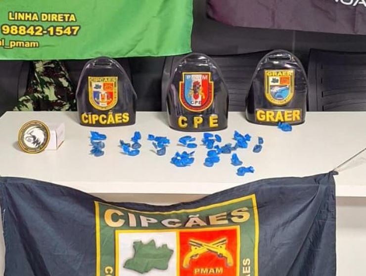 Passageiro é preso com pistola e drogas dentro de barco em Coari