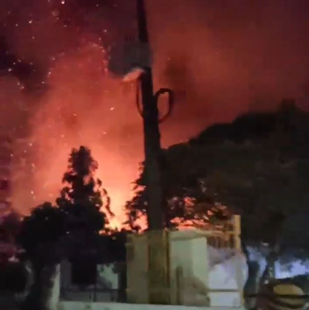 Fogo consome área de mata e por pouco não destrói UBS no Bairro da Paz