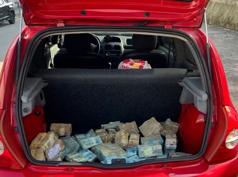 Carro com mais de R$ 1 milhão no porta-malas é abandonado em rua 
