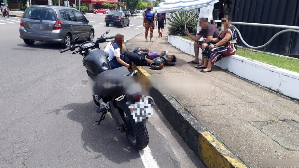 Casal fica ferido em acidente entre carro e motocicleta em Manaus