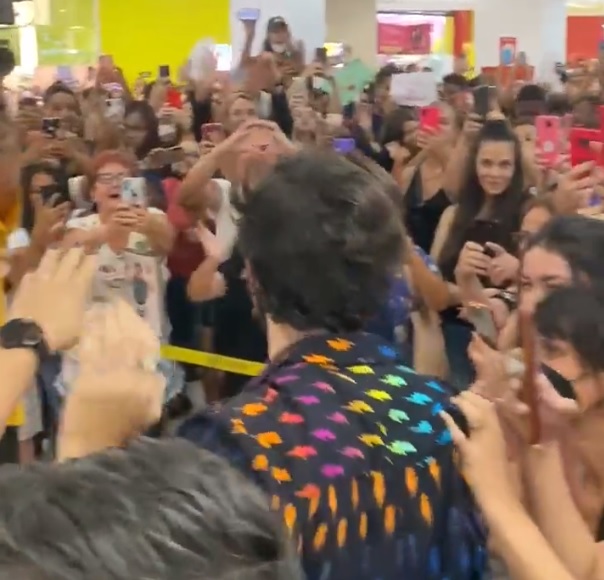 Ex-BBB Eliezer é recebido por multidão enlouquecida em shopping