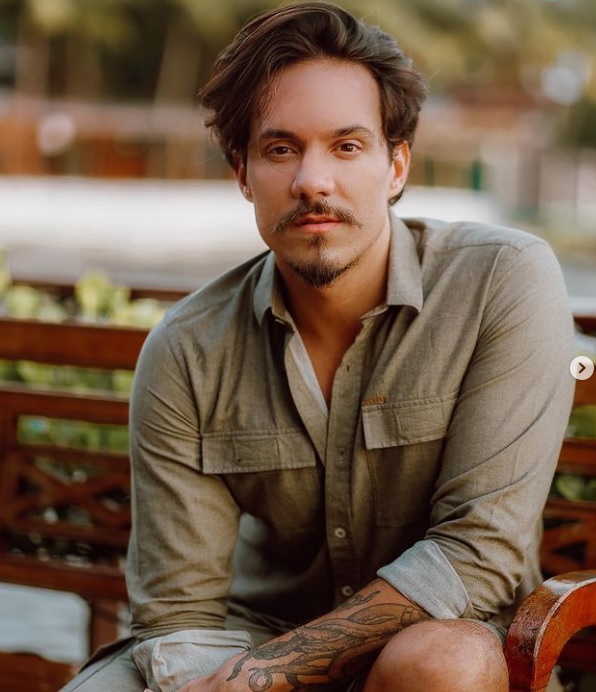 Ex-BBB Eliezer confirma que foto íntima vazada é sua