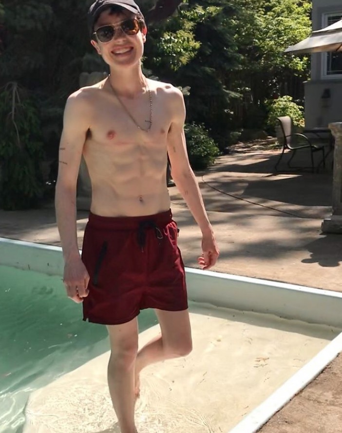Elliot Page aparece sem camisa após transição e retirada dos seios 