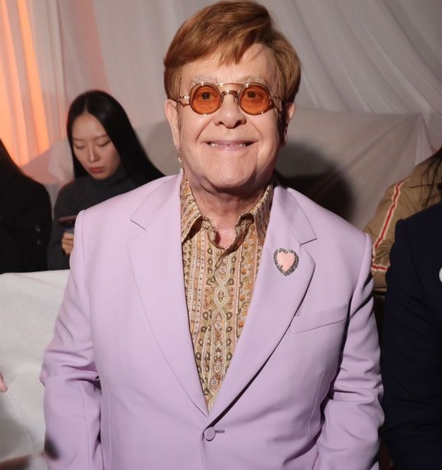 Elton John revela que perdeu visão do olho direito após infecção