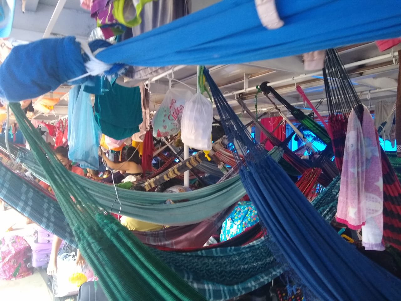 Embarcação descumpre decreto e navega com 120 passageiros no Amazonas