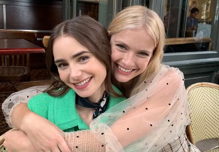 Atriz sai do elenco de "Emily in Paris" após ser confirmada em 5ª temporada