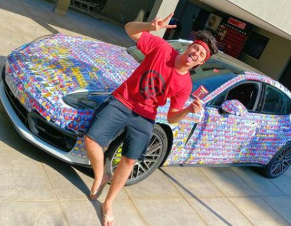 Youtuber lota carro de figurinhas da Copa e viraliza: 'juntou uma multidão'