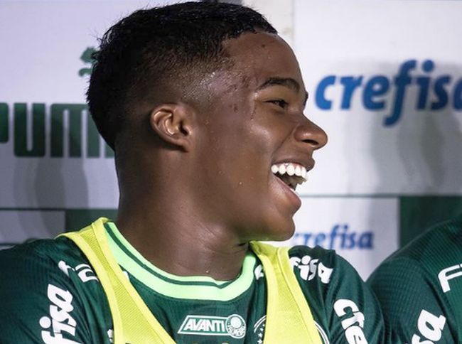 Endrick pede e ganha chuteira raríssima lançada em homenagem a Ronaldo