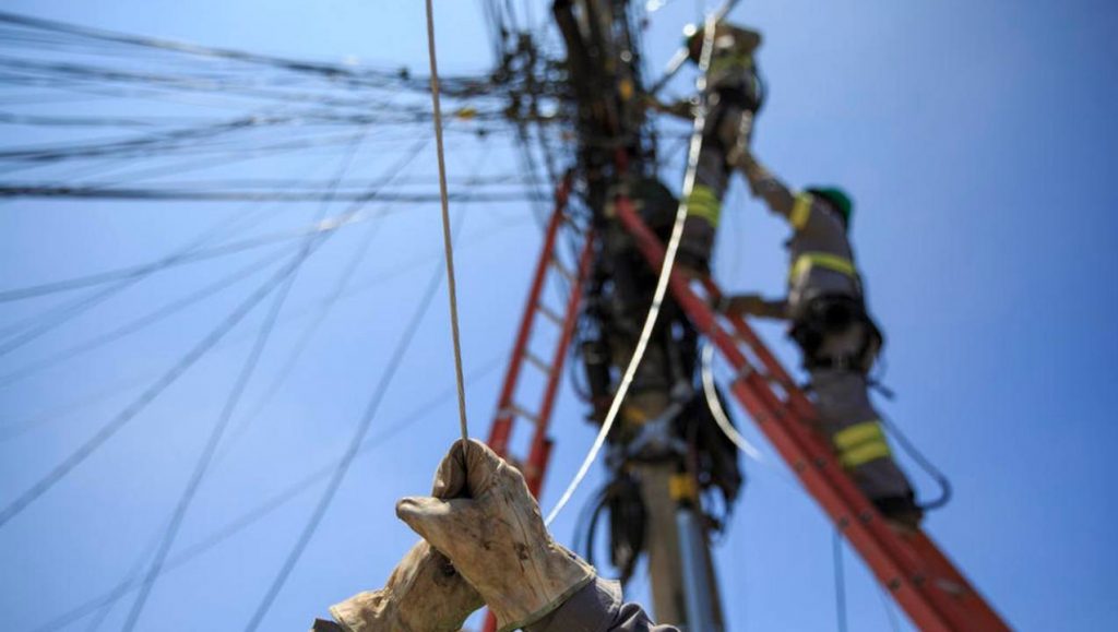 Manutenção deixa quatro bairros sem energia em Manaus neste sábado 
