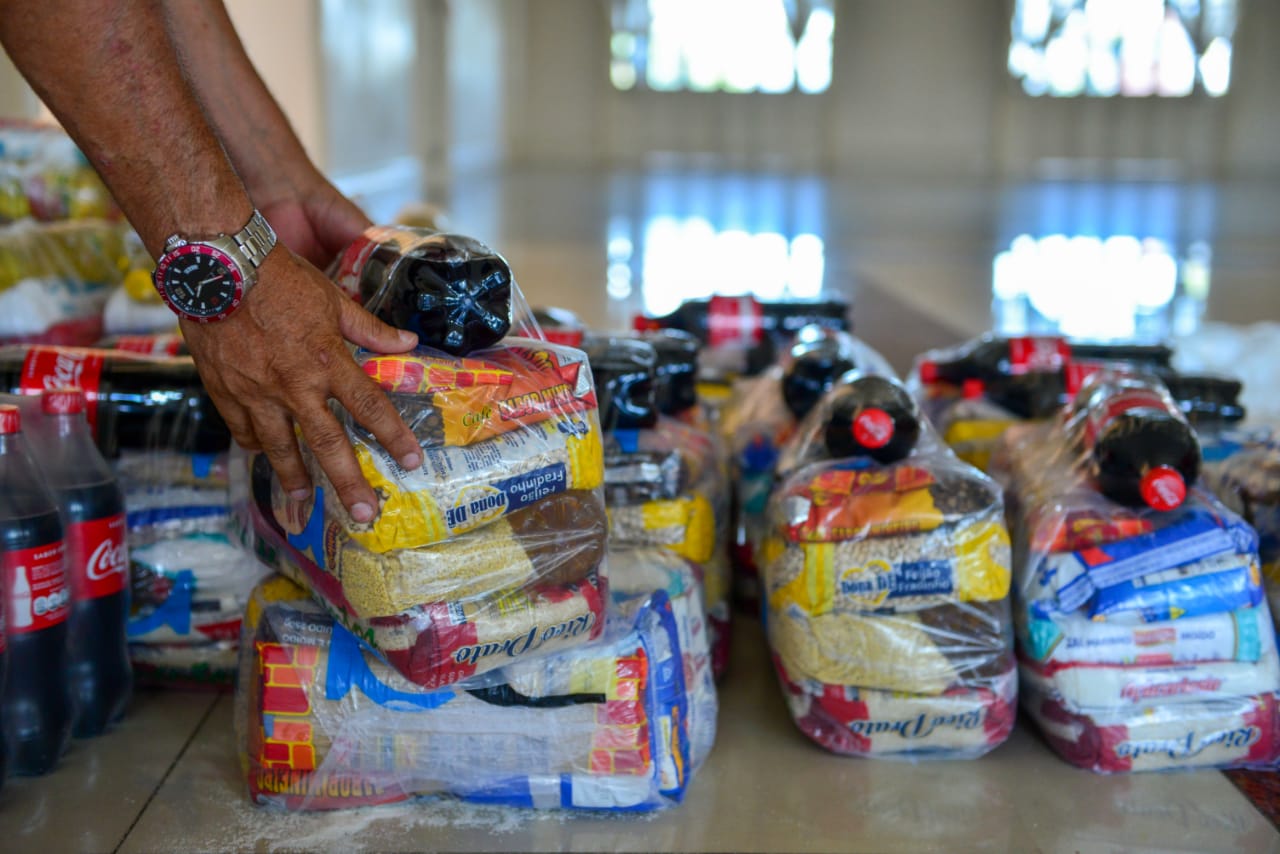 Representantes da classe artística em Manaus recebem cestas básicas