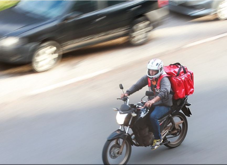 Projeto prevê que CLT regule trabalho de motoristas de app e entregadores