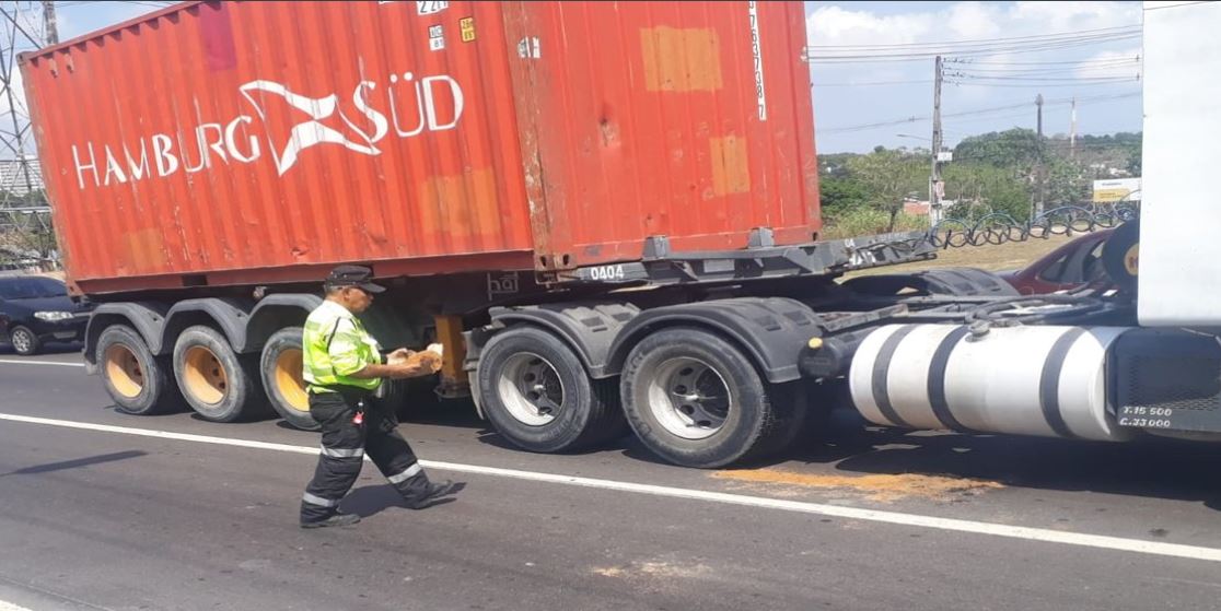 Carreta em pane trava trânsito na Avenida das Torres em Manaus