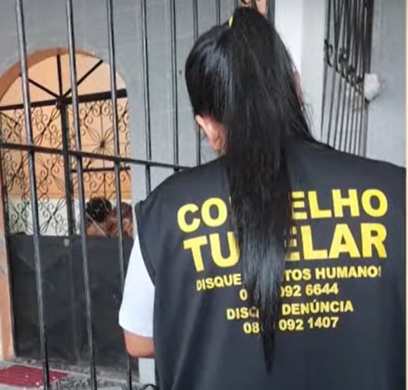 Mãe deixa crianças trancadas por mais de 24h para ir beber em Manaus