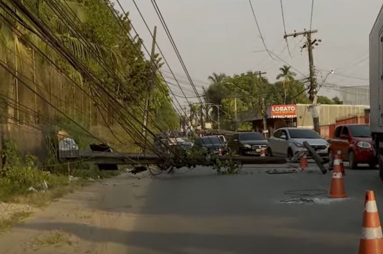 Hilux derruba poste em acidente e deixa moradores sem energia em Manaus