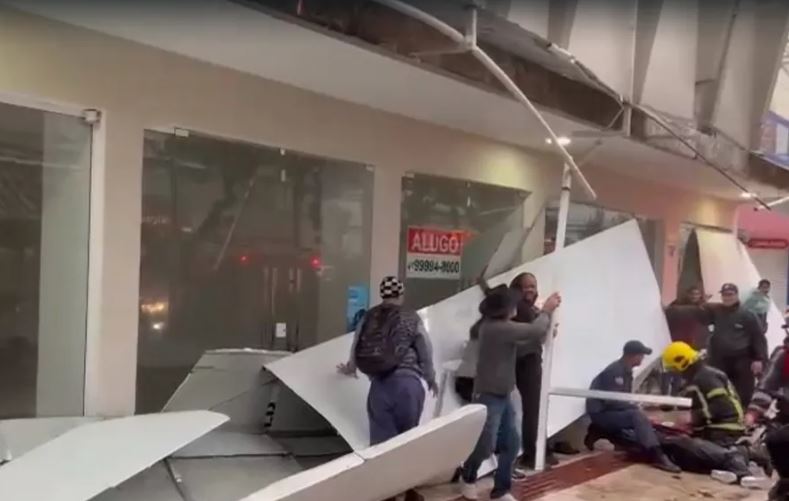 Marquise de prédio desaba sobre grávida e outras duas pessoas 