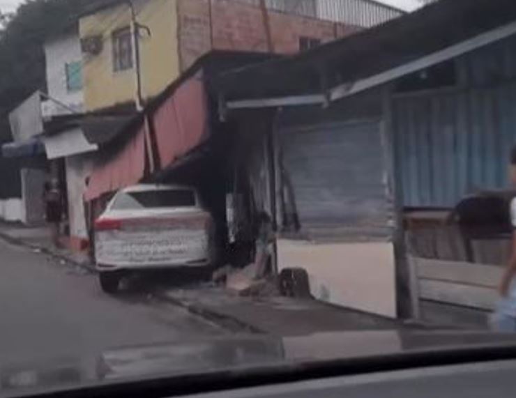Homem fica ferido após carro invadir banca de frutas em Manaus