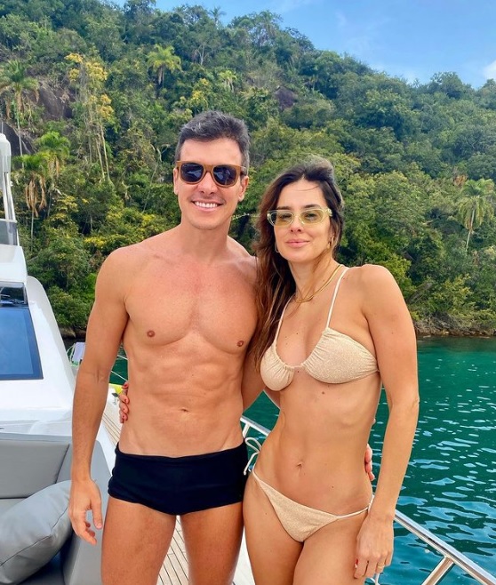 Rodrigo Faro e Vera Viel exibem corpos sarados em passeio de lancha