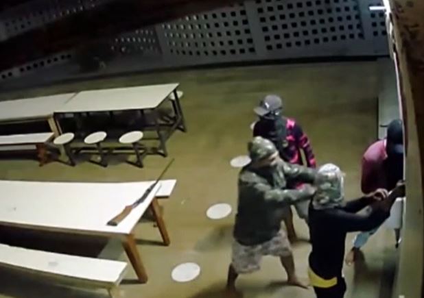 Vídeo: Grupo invade escola e rouba até merenda de estudantes no Amazonas
