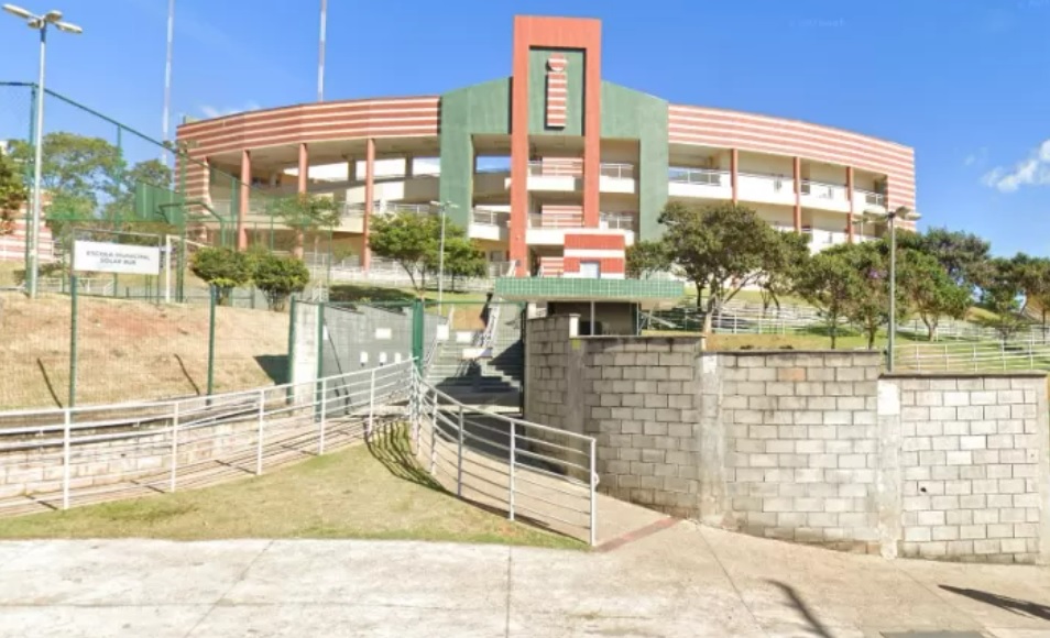 Menino de 9 anos é espancado por colegas em escola após errar gol