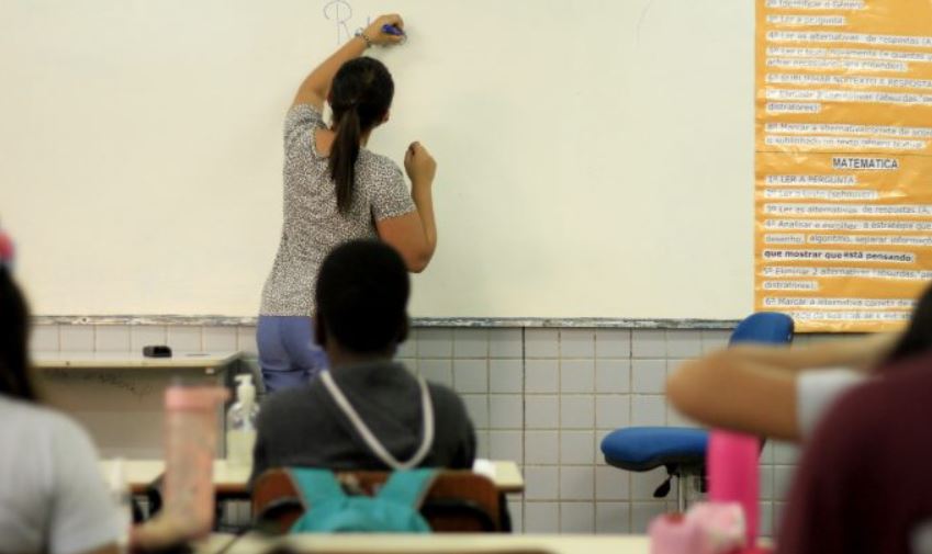 Mais de 400 escolas retomam aulas presenciais nesta segunda-feira em Manaus