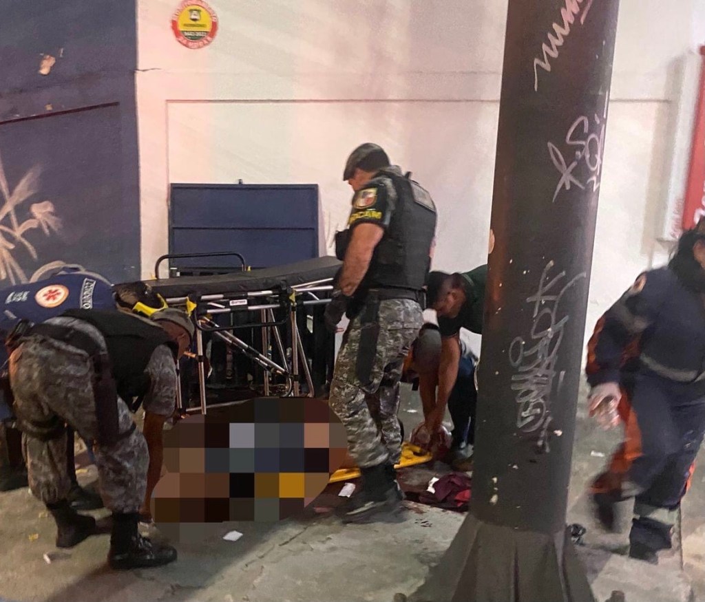 Passageiro é esfaqueado no pescoço durante assalto a ônibus em Manaus