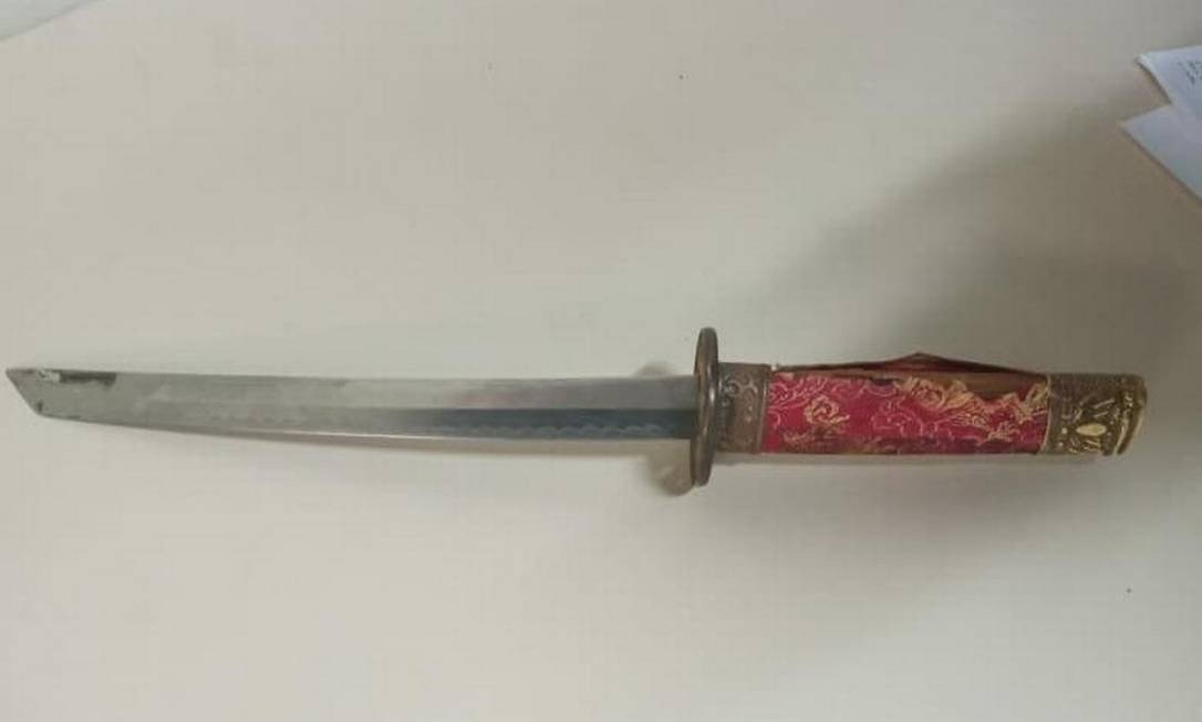 Homem tenta matar namorada com espada oriental dentro de carro