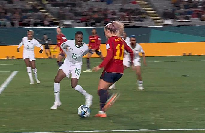 Com arbitragem confusa, Espanha goleia Zâmbia e avança às oitavas