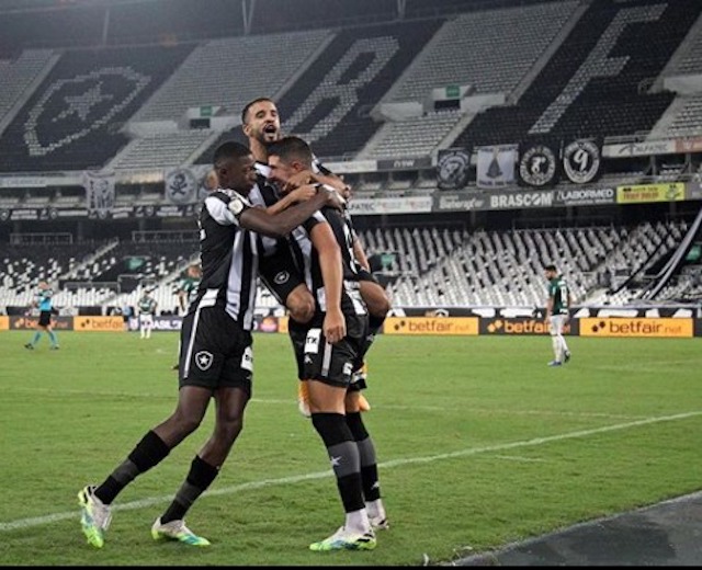 Botafogo vence Palmeiras e derruba último invicto do Brasileiro