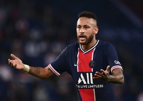 Neymar volta a comentar sobre racismo durante jogo e faz críticas ao VAR 