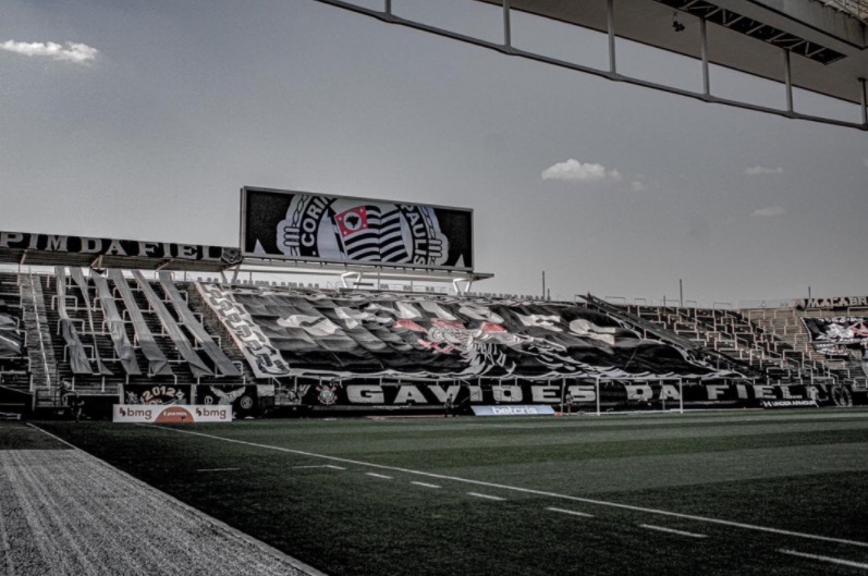 Justiça bloqueia contas bancárias e penhora automóveis do Corinthians