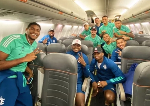 Flamengo demite funcionário que expôs jogadores sem máscara em avião