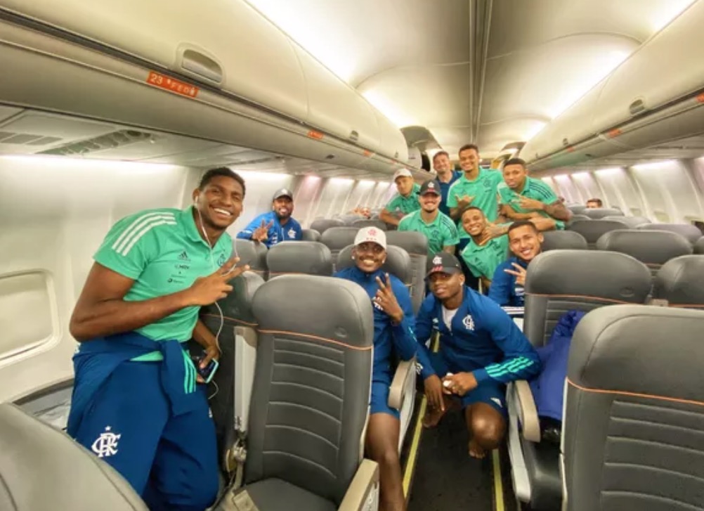 Flamengo demite funcionário que expôs jogadores sem máscara em avião