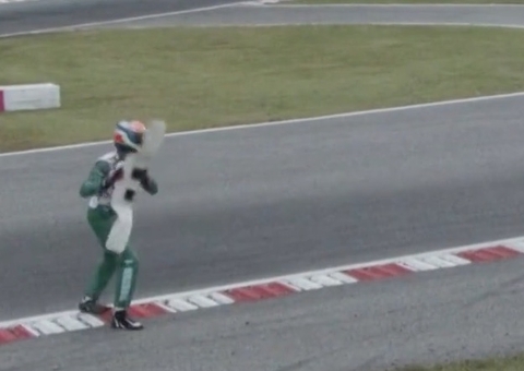 Piloto de kart joga para-choque contra adversário ao ser tirado de corrida