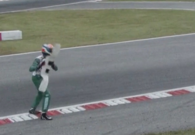 Piloto de kart joga para-choque contra adversário ao ser tirado de corrida