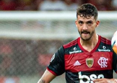 Gustavo Henrique tem testículo rasgado e deixa jogo do Flamengo sangrando