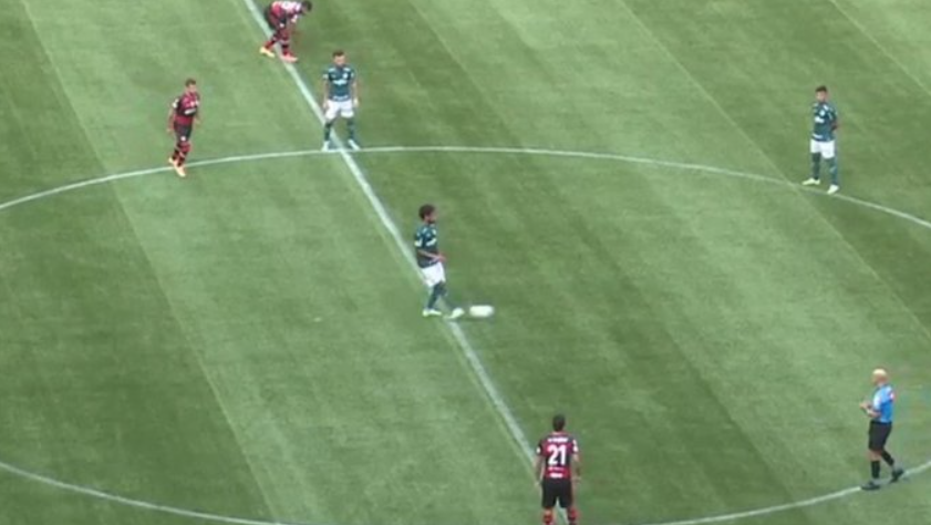 Flamengo e Palmeiras empatam em jogo polêmico pelo Brasileiro