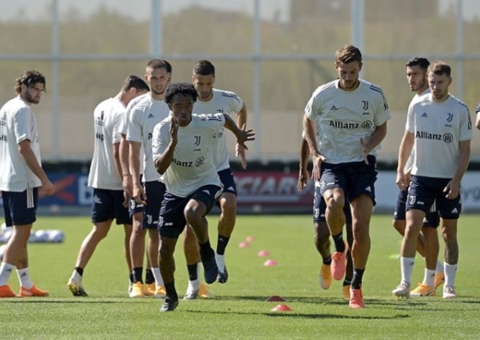 Covid: Napoli diz que não enfrenta Juve após jogadores darem positivo