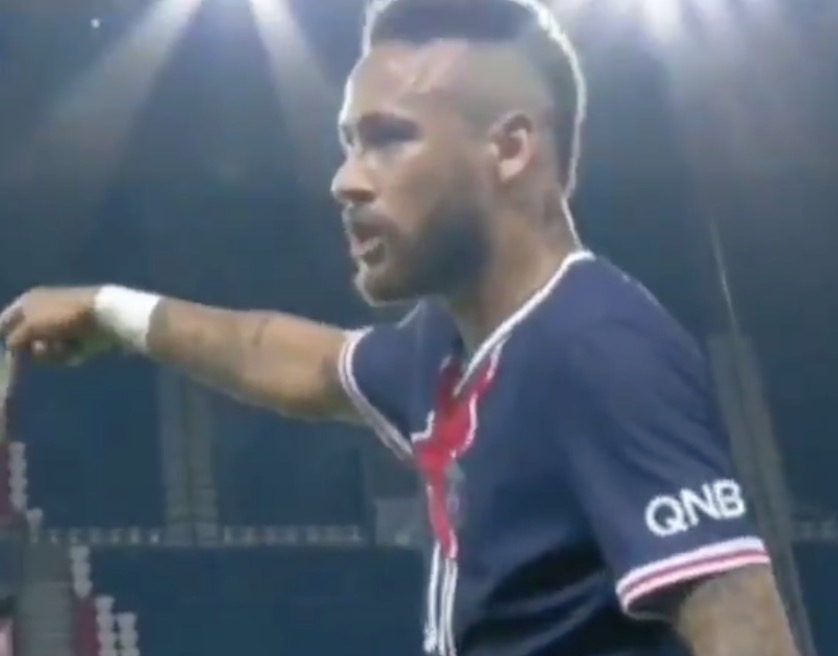 Neymar volta a comentar sobre racismo durante jogo e faz críticas ao VAR 