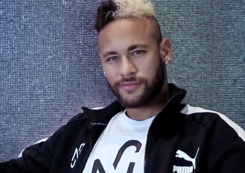 Neymar assina contrato com a Puma e usará chuteira de Pelé
