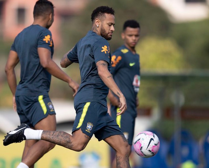 Neymar deixa treino da seleção com dores lombares e vira dúvida