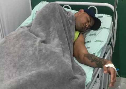 Goleiro Bruno e 16 jogadores do Rio Branco são internados às pressas no PA